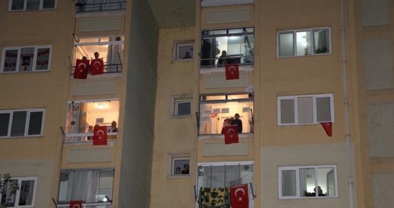 Saat 19.19’da buluşuyoruz! Tüm Türkiye balkonlardan İstiklal Marşı’nı seslendirecek