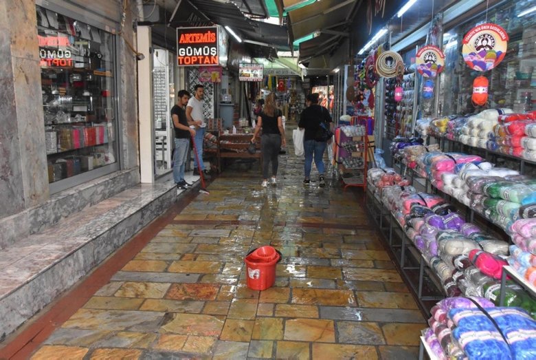 7 bin yıllık tarihi Kemeraltı çarşısı, her yağmurda su altında
