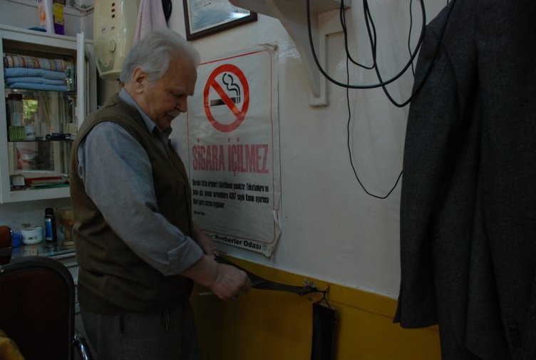 İzmir’de neredeyse 70 yıllık müşterilerini hala tıraş ediyor