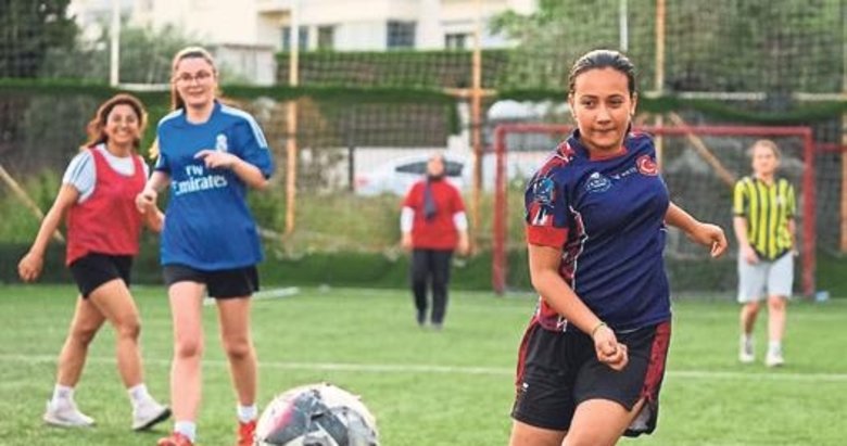 Kadınların halı saha maçında kaybeden yok