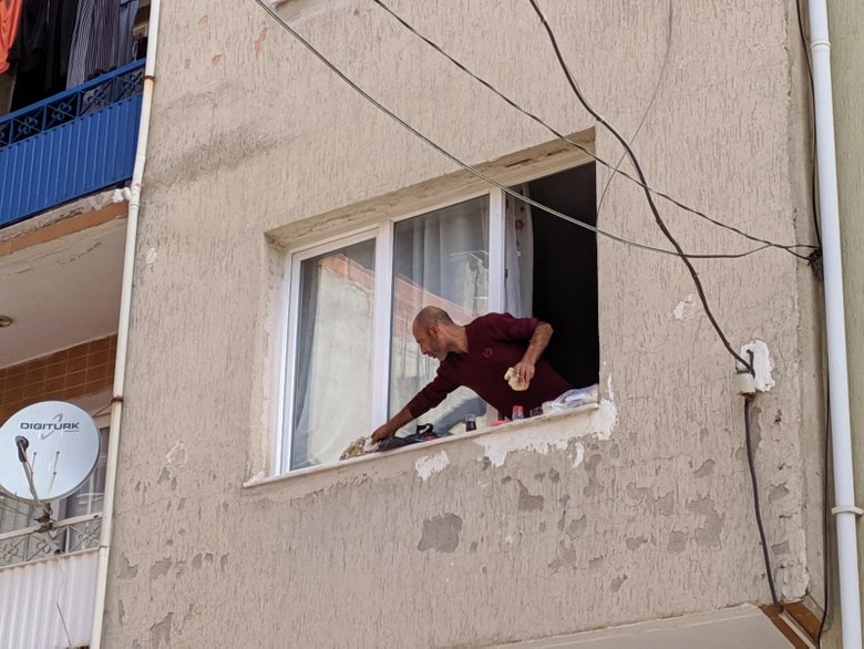 İzmir’de garip olay! Eşyaları sokağa atıp pencere kenarında kahvaltı yaptı