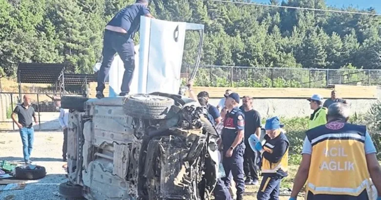 Otomobil devrildi: 1 ölü 3 yaralı