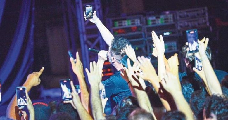 Sagopa konserinde sevenleriyle selfie çekti