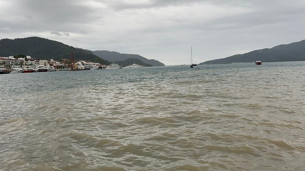 Marmaris’te sağanak yağış! Derelerden akan sular denizin rengini değiştirdi
