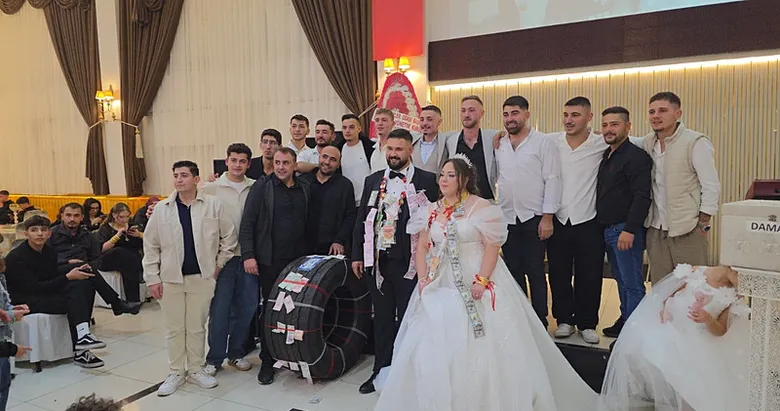 Düğünde ilginç anlar! Takıyı kuyumcudan değil sanayiden aldılar