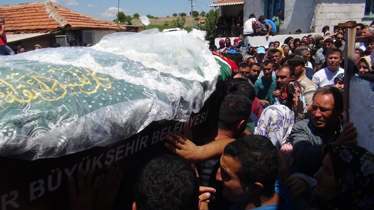 İzmir’de yıldırım düşmesi sonucu ölen baba-kıza yürek yakan veda