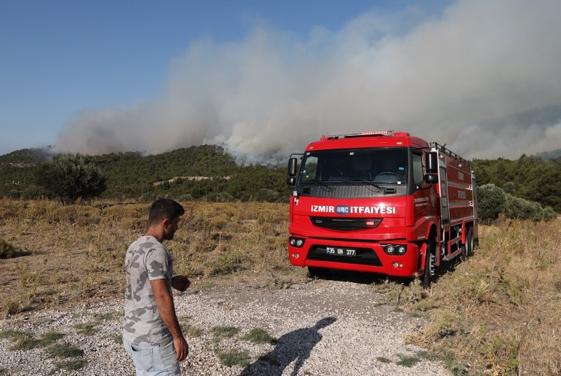 Foça’daki yangın için ekipler seferber oldu