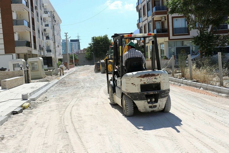 Yunusemre’de parke taşı çalışması sürüyor