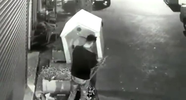 İzmir’de akılalmaz olay! Köpeği uyandırıp...