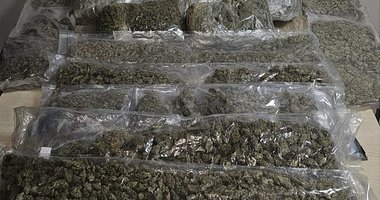 Pis koku her şeyi ele verdi! İzmir’de araçtan 19 kilo esrar çıktı