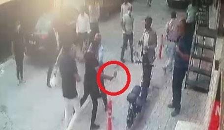 İzmir’de CHP’liler birbirine girdi! Satırla saldırı anları kamerada