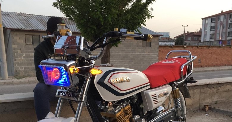 Afyon’da park halindeki motosikleti çalan şahıslar kayıplar karıştı