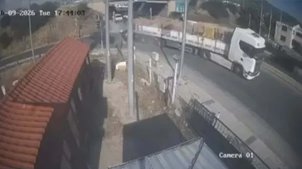 İzmir'de feci kaza! Önündeki TIR'a ok gibi saplandı
