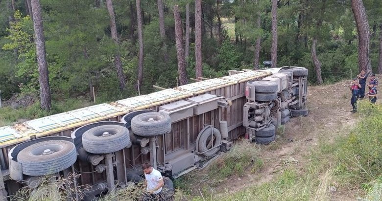 Freni boşaldı! Devrilen kamyonun sürücüsü hayatını kaybetti