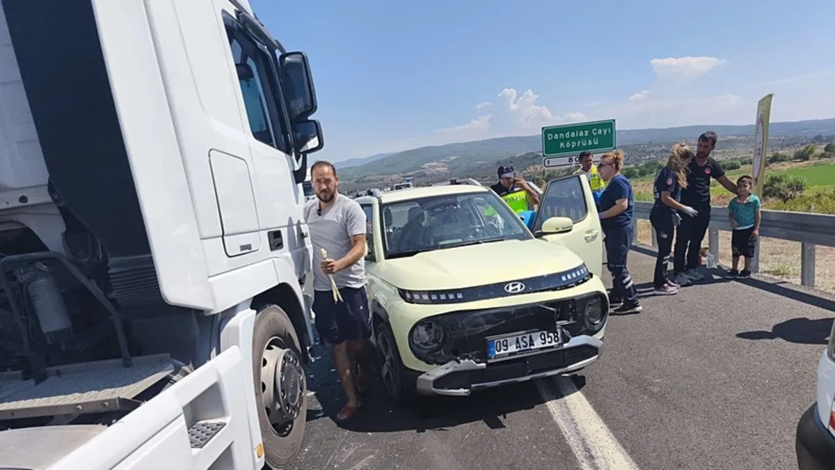 Aydın-Denizli Otoyolunda feci çarpışma! 3 yaralı