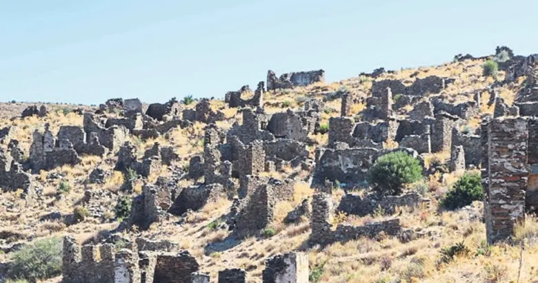 Sazak’ın taş duvarlarında mübadele izleri