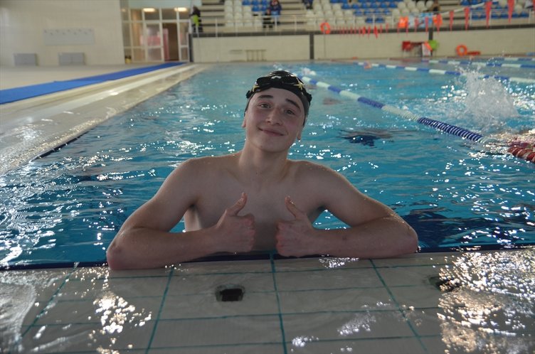 Kütahya’da yaşayan Recep Tula, engelini kulaç atarak aşıyor