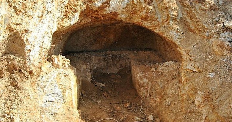 İzmir’de yol çalışmasında kaya mezarı bulundu