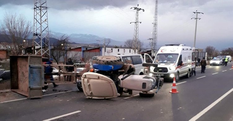 Manisa’da feci kaza! Minibüsle traktör çarpıştı