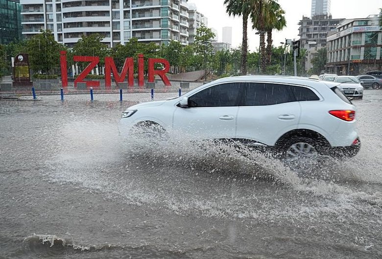 İzmir’i sağanak vurdu! Ağaçlar devrildi; cadde ve sokaklar suyla doldu