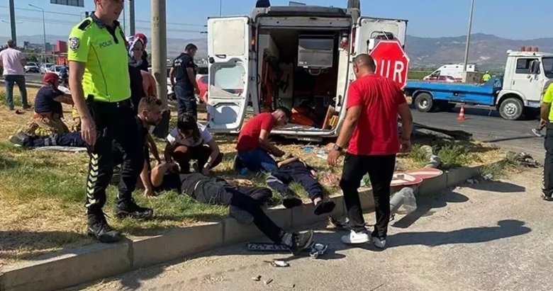 Manisa’da feci kaza! Kavşaktaki 2 otomobil ile ambulans çarpıştı: 1 ölü, 6 yaralı
