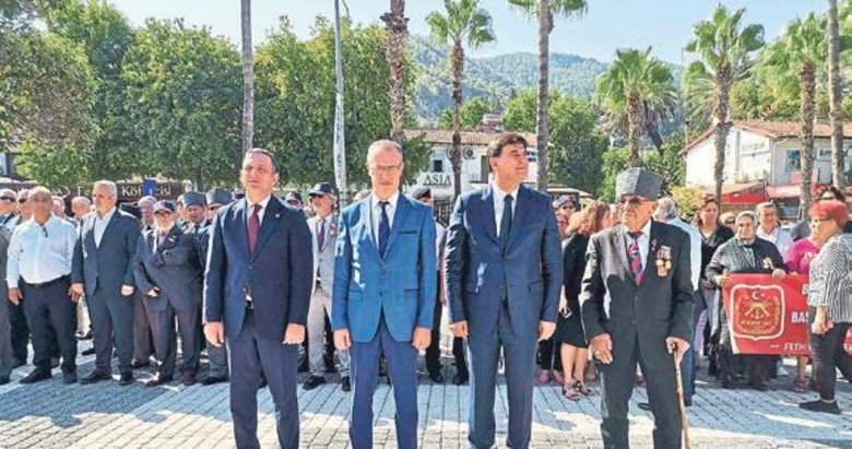 Bayrak krizinden sonra şimdi de çelenk krizi