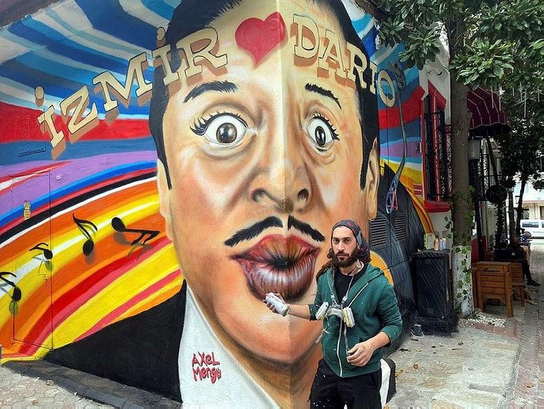 Dario Moreno’nun portresi doğumunun 100’üncü yılında evin karşısındaki duvara resmedildi