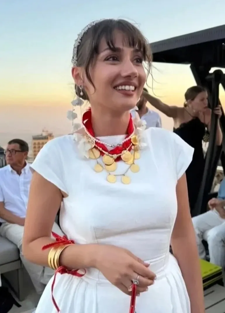 istanbul-kaosundan-kacti-unlu-oyuncu-evlilik-sonrasi-solugu-izmirde-aldi-artik-yeni-yuvasi-orada-1792245366289.png