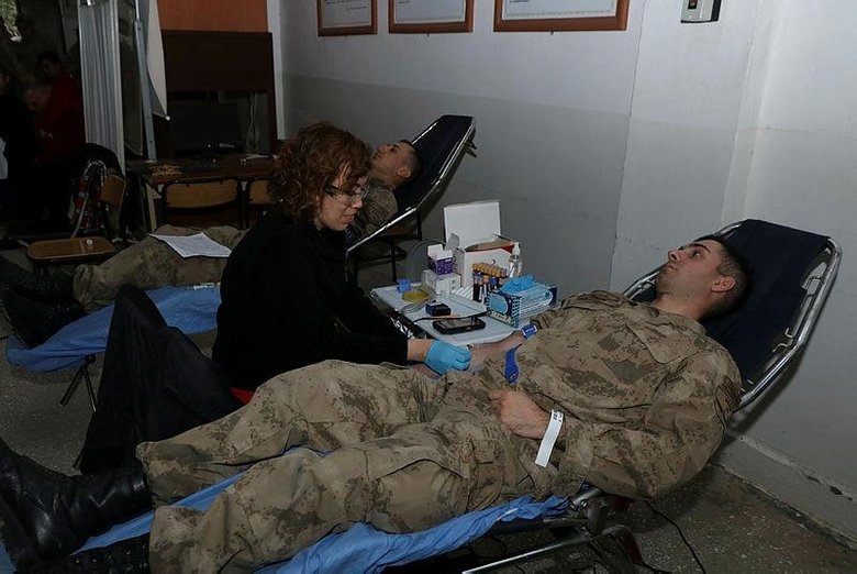 Foça’daki jandarma komandolar, kan bağışıyla da Türk milletinin yanında