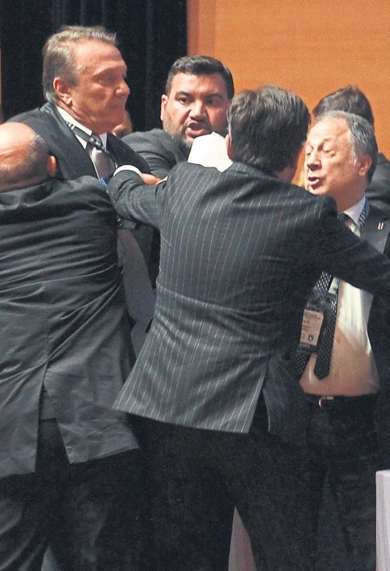 Divan Kurulu’nda Arat yumruklandı