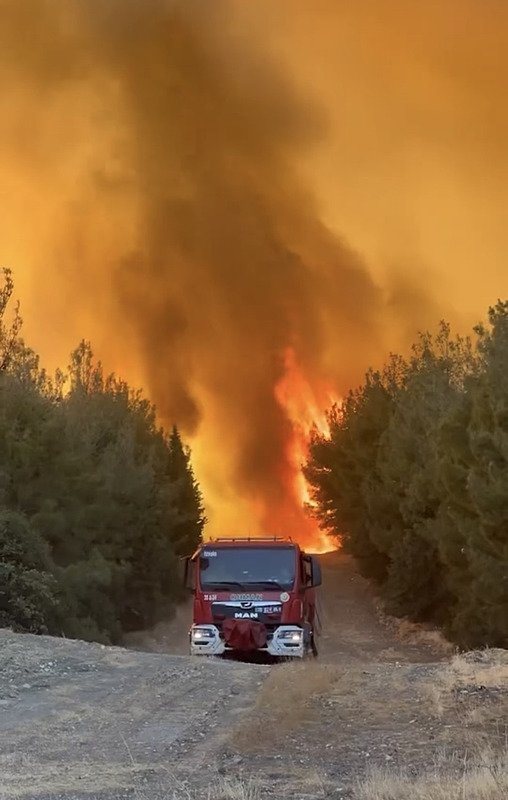 son-dakika-izmirdeki-orman-yanginin-19-saat-yuzlerce-vatandas-tahliye-edildi-vali-elbandan-uyari-1750915928499.jpg