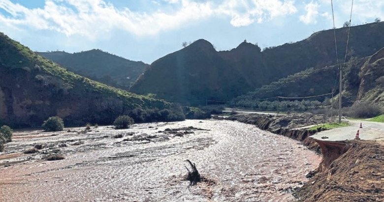 Sağanak nedeniyle yol çöktü tarım arazileri zarar gördü