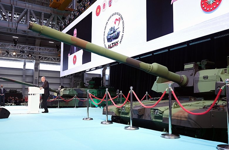 altay-tanki-tsk-envanterine-girdi-savunma-sanayi-baskani-haluk-gorgun-altay-bir-muhendislik-harikasi-1761662179429.jpg