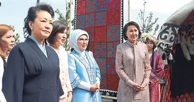 Emine Erdoğan lider eşleriyle buluştu