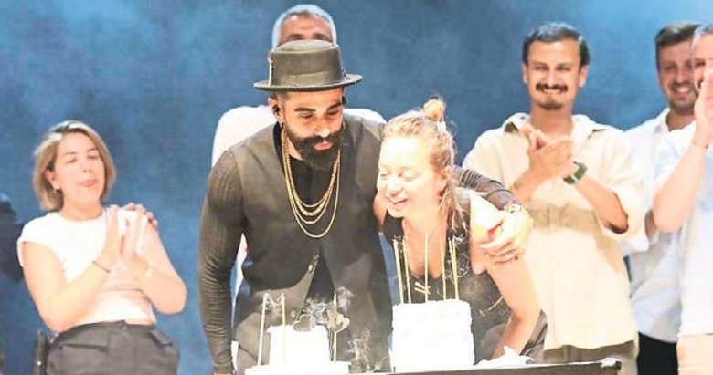 Türkmen sahnede yeni yaşını kutladı