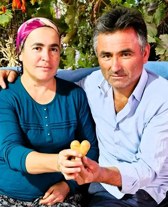 Toprak çiftçiye sevgisini kalp şeklinde patatesle gösterdi