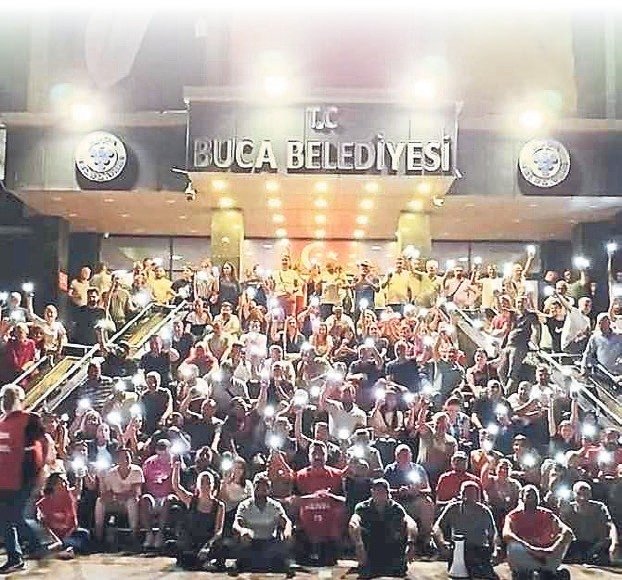 Düğün arabasından çöp protestosu