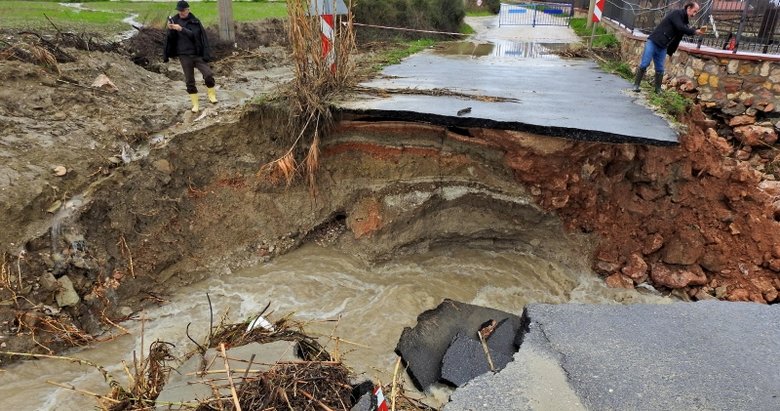 Çeşme’de sel suları yolu yardı