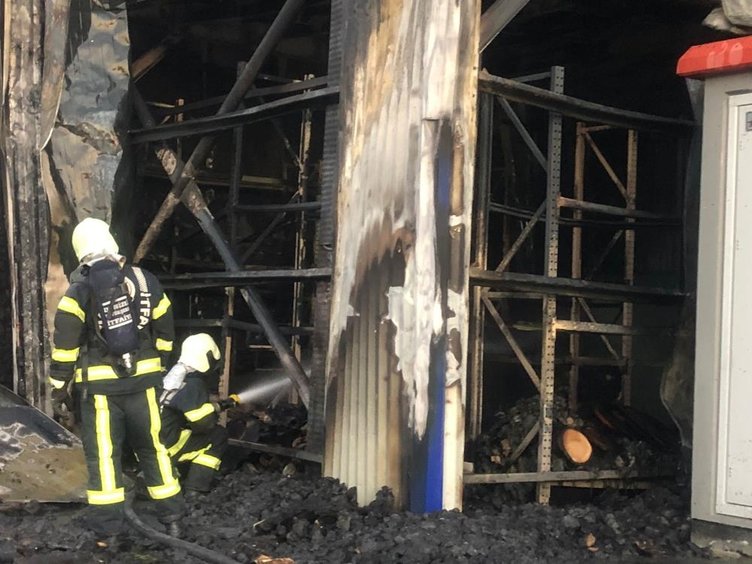 Denizli’de inşaat halindeki demir çelik fabrikası alevlere teslim oldu