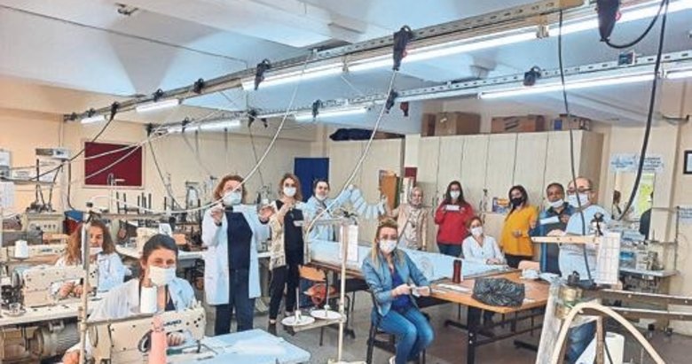 Gönüllü öğretmenler maske üretiyor