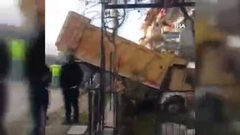 Freni Bosalan Hafriyat Kamyonu Ev Ve Yol Arasinda Asili Kaldi