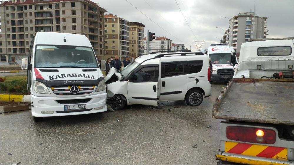 Öğrencileri taşıyan minibüs kazaya karıştı: 11 yaralı