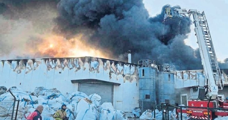 İzmir’de geri dönüşüm tesisi alevlere teslim oldu