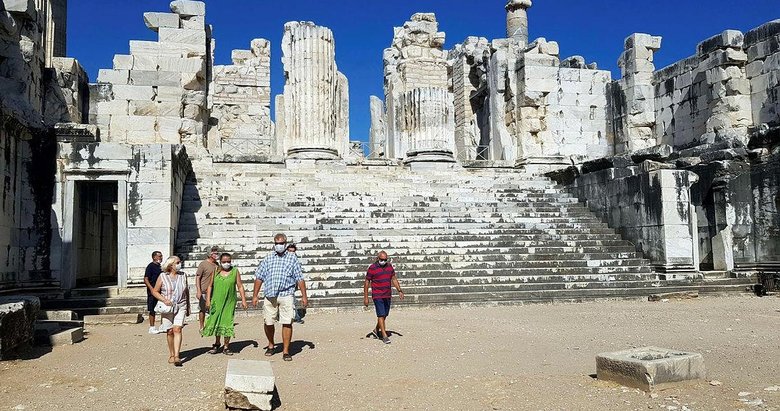 Didim’deki tarihi tapınak ziyaretçi akınına uğruyor