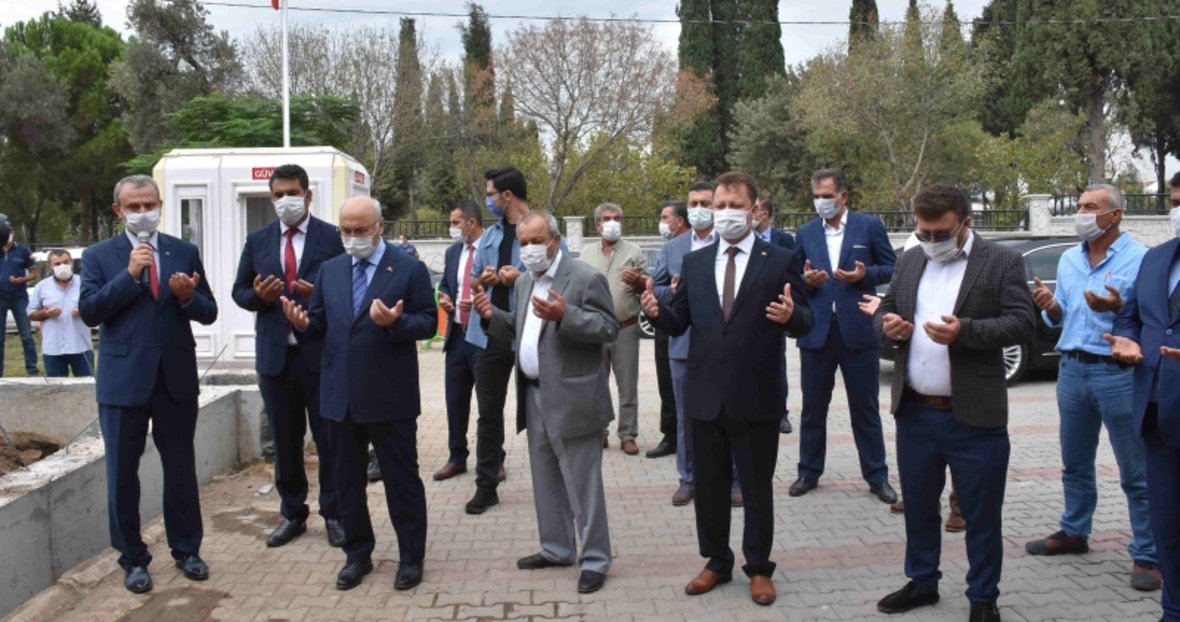 Izmir Valisi Kosger Kur An Kursu Temel Atma Toreninde