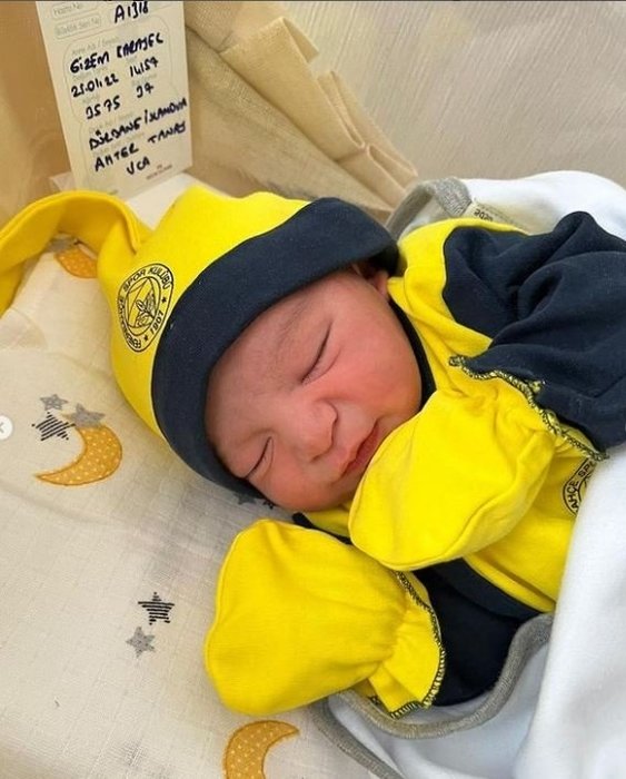 Oyuncu Emre Karayel baba oldu! Oğlu ile ilk fotoğraflarını sosyal medya hesabından paylaştı