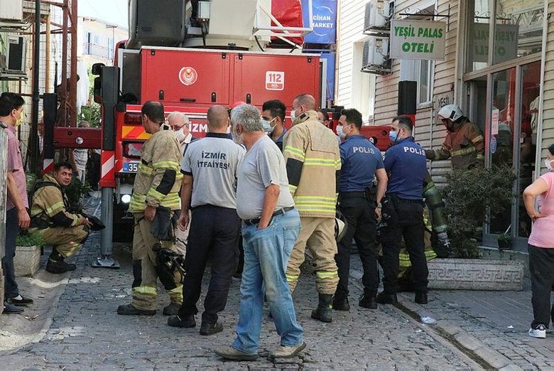 İzmir’de otelde çıkan yangında 3 kişi dumandan etkilendi