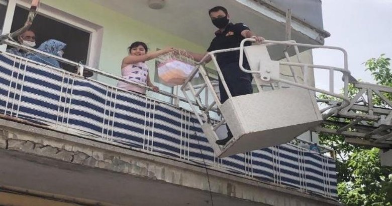 İtfaiyeden yangın merdivenli doğum günü sürprizi