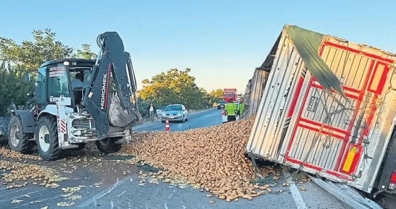 Patates yüklü TIR devrildi 30 ton patates yola saçıldı