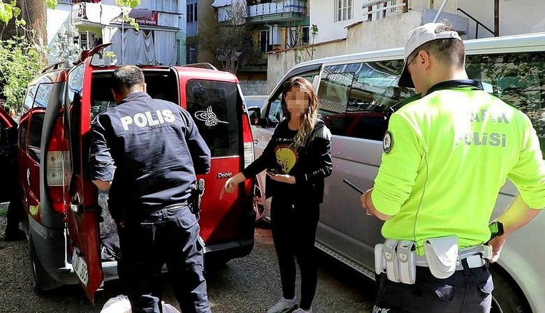 Denizli’de şaşırtan olay! Eşini araçta bırakıp kaçtı